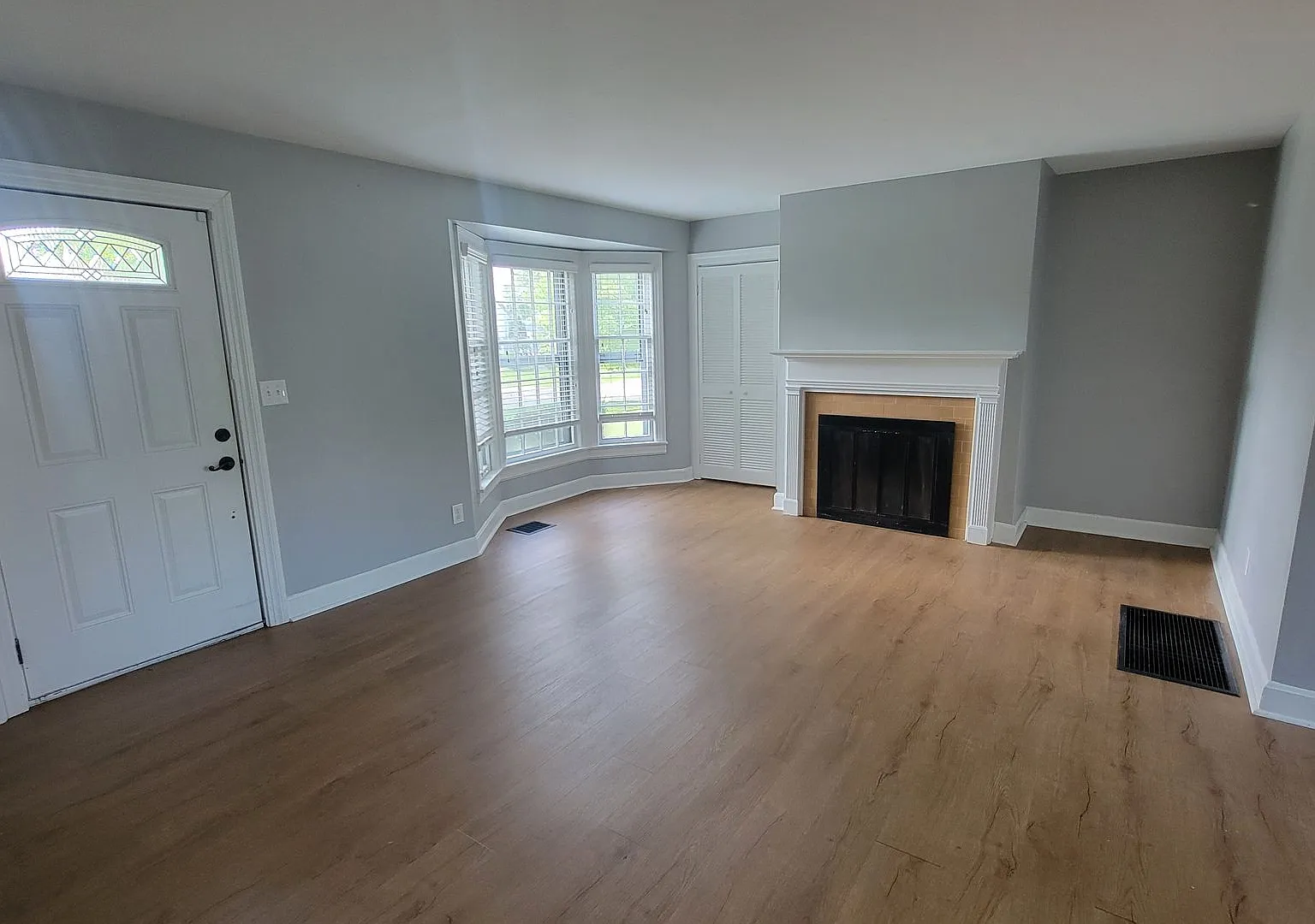 Clean 4 Bedroom With Immense Space In St. Matthews — Photo 4