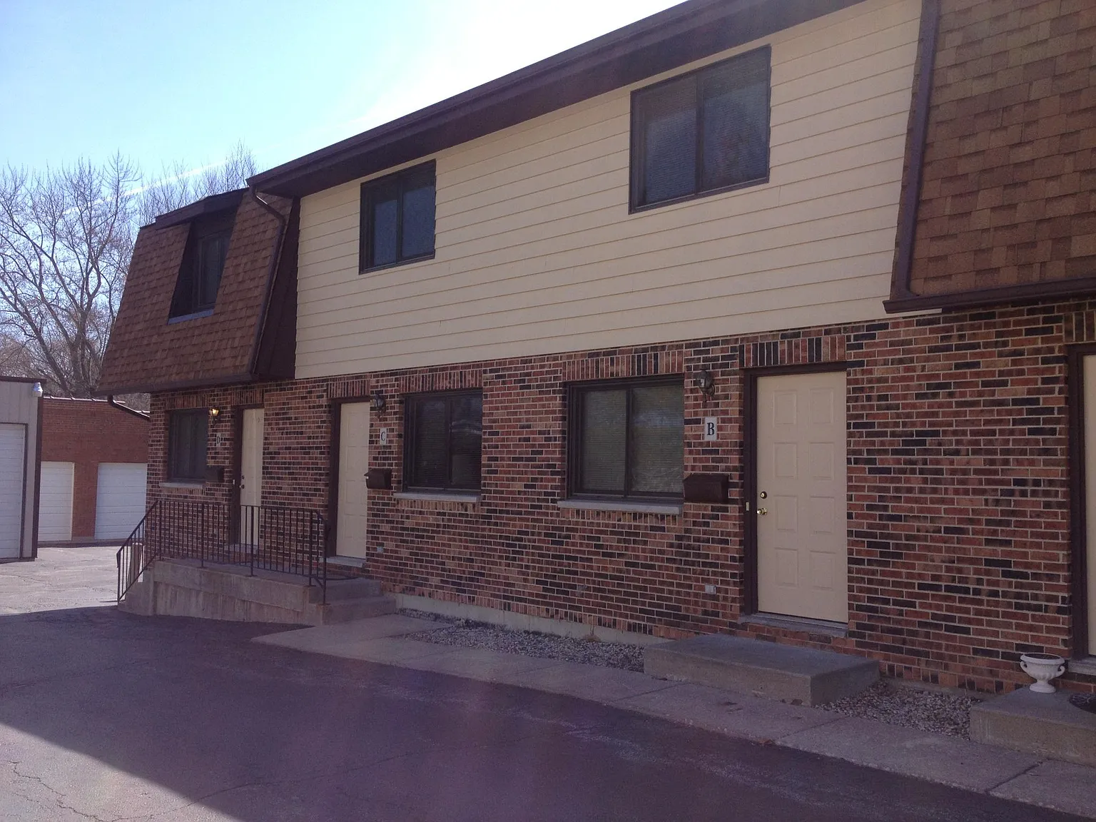 2 bed, 1.5 bath, 940 sqft, $1,700 — Photo 2