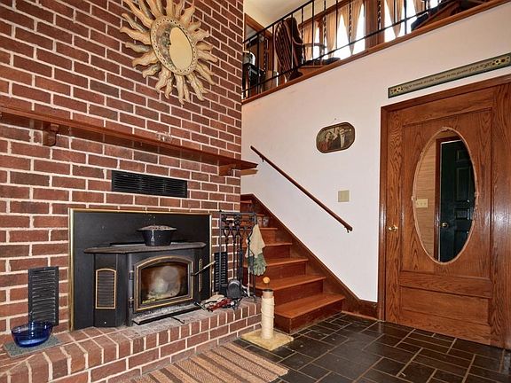 Foyer/Fireplace
