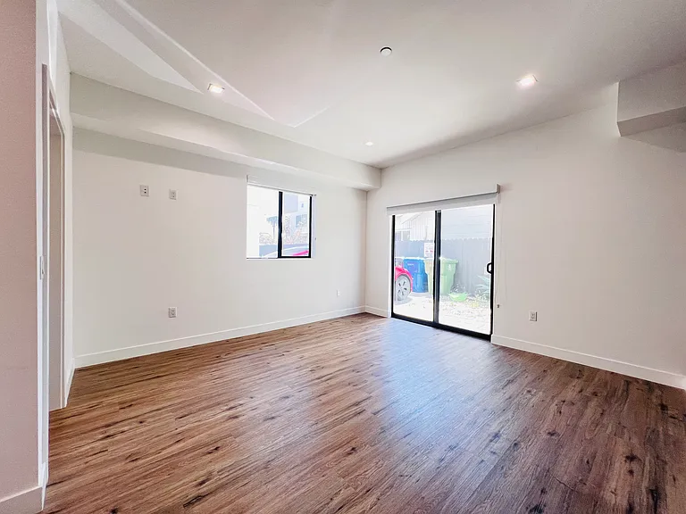 4572 Oakwood Ave — Photo 9