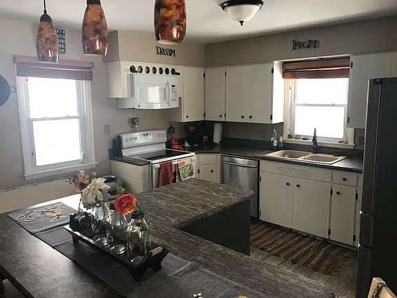 Kitchen w/Benchmark island