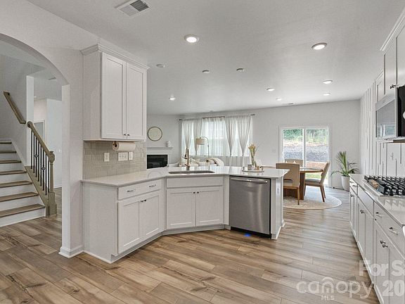 5th image of 378 Kennerly Center Dr