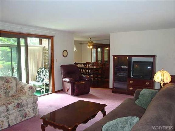 3rd image of 25 Greenwich Dr APT 2