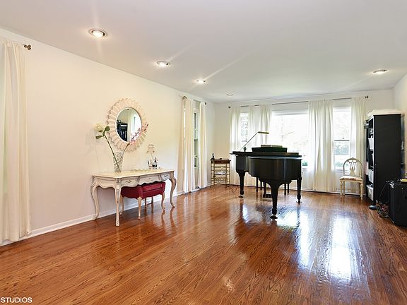 3rd image of 732 Strawberry Hill Dr