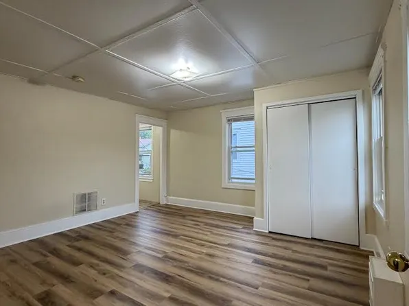 3227 Post Rd APT 4, Warwick, RI 02886
