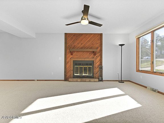 5th image of 610 Woodlander Rd