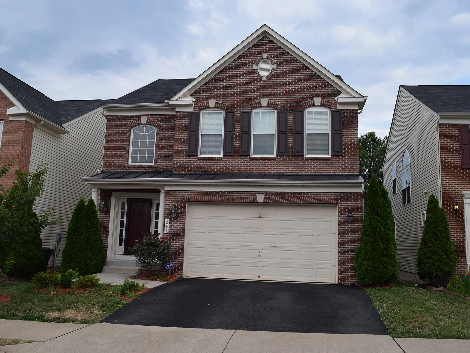 4 bed, 4.5 bath, 4320 sqft, $4,450 — Photo 1