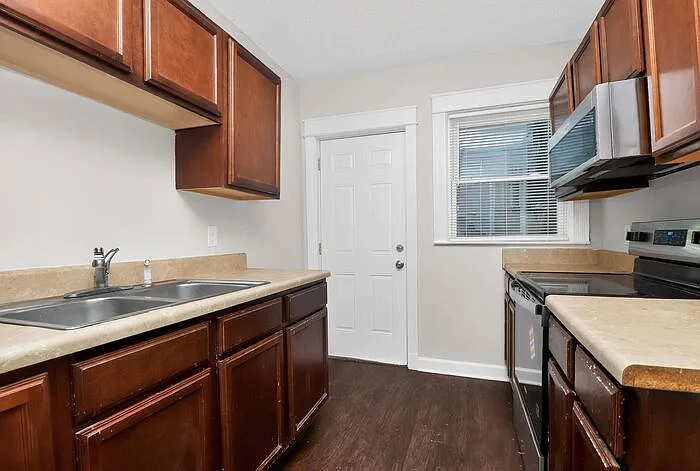 420 Plymouth Ave — Photo 13