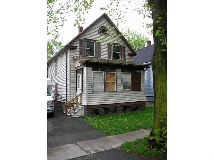 552 Hague St photo 1