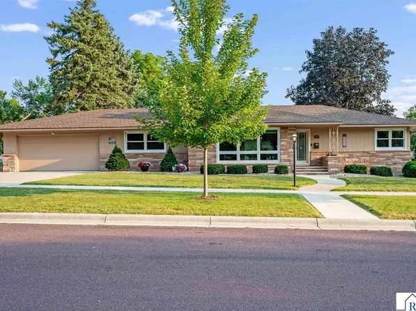 404 E 4th St, Blue Earth, MN 56013