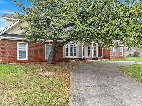 5th image of 3668 Claridge Rd N