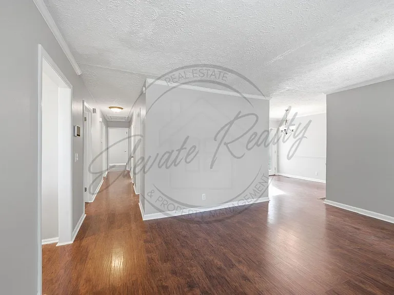 722 Heritage Square Dr — Photo 3
