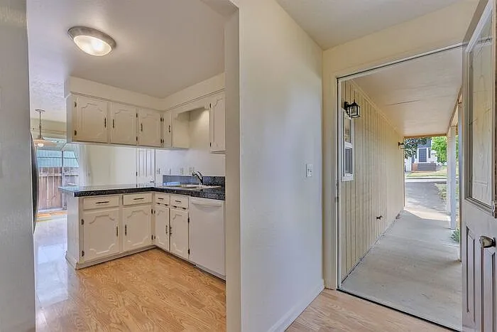 3 bed, 2.0 bath, 1104 sqft, $2,500 — Photo 4