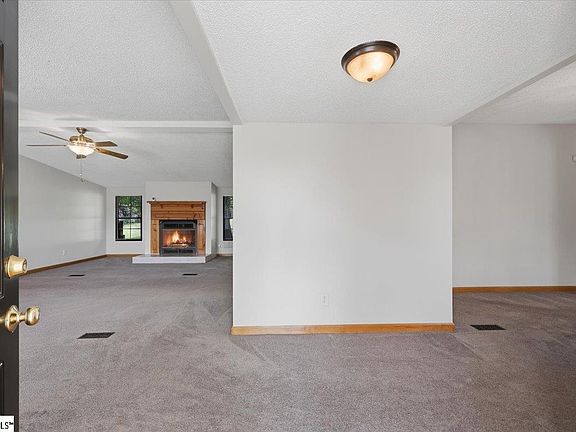 4th image of 554 Berry Shoals Rd