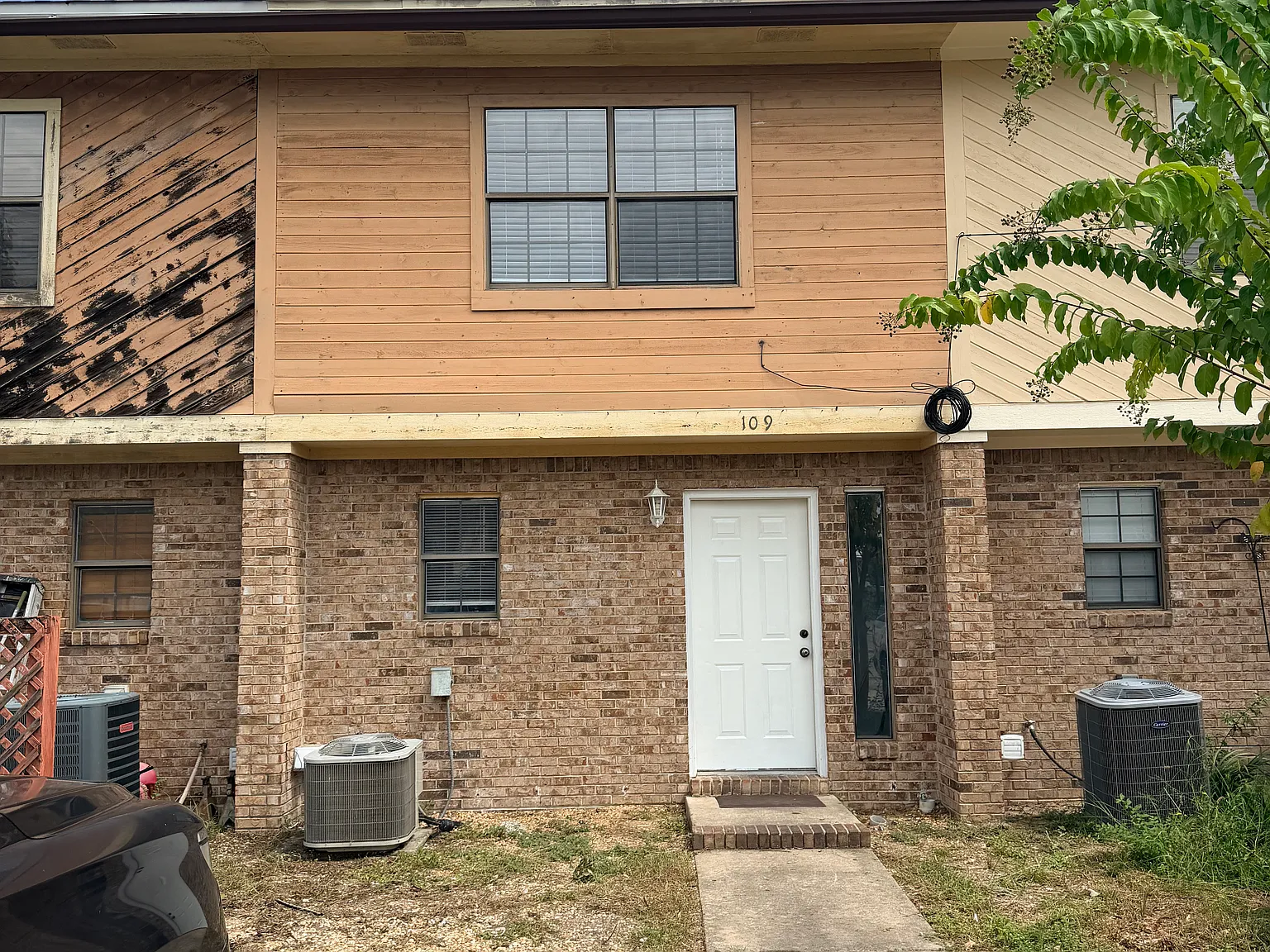 2 bed, 1.5 bath, 1298 sqft, $1,600 — Photo 1
