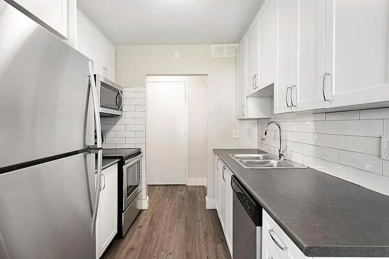 470 Wellington St. N. — Photo 2