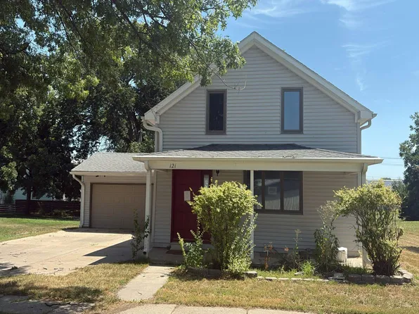 121 S 12th St, Geneva, NE 68361