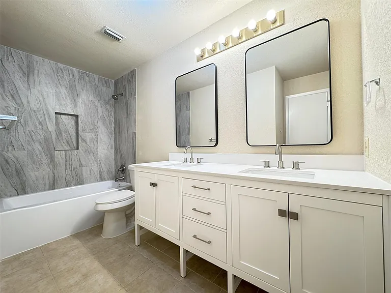 528 Post Oak Ln — Photo 12