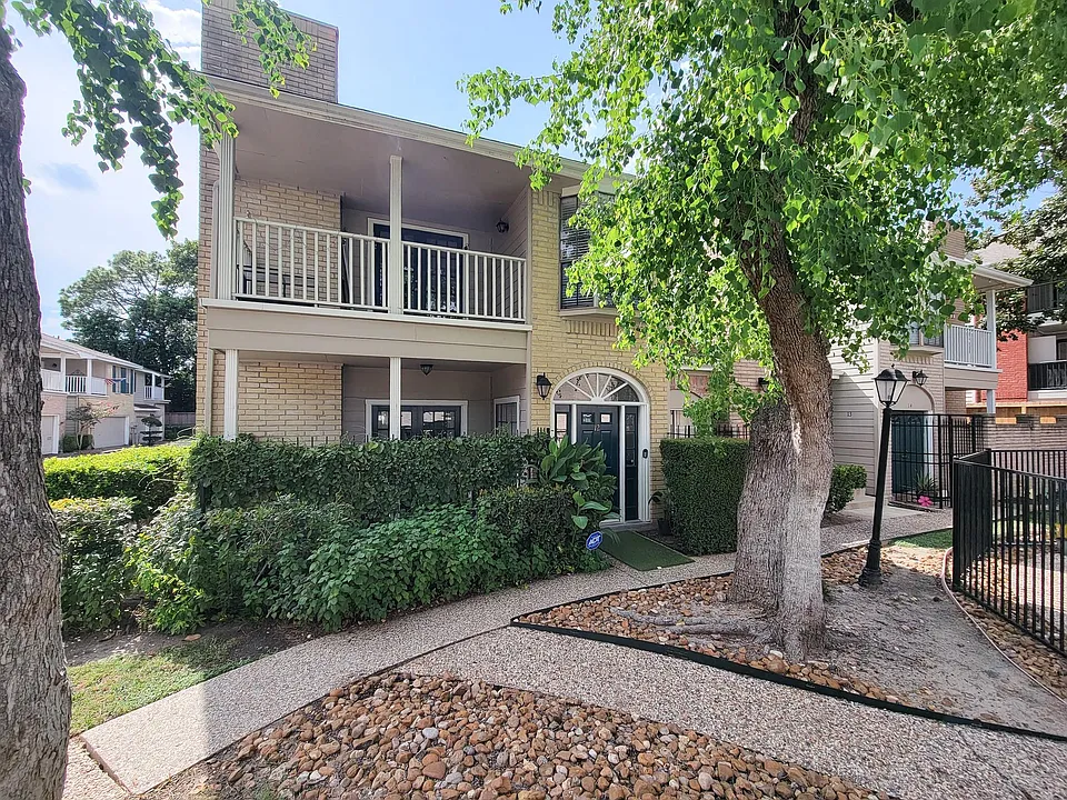 2220 Bering Dr #12