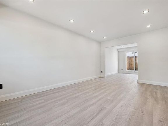 4th image of 5475 Lakeshore Rd #107