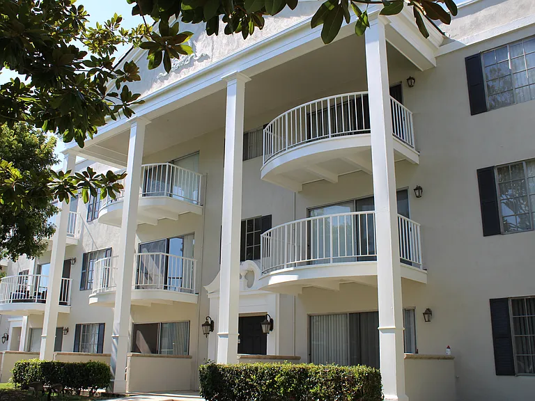 Versailles on the Lake Apartments — Photo 51