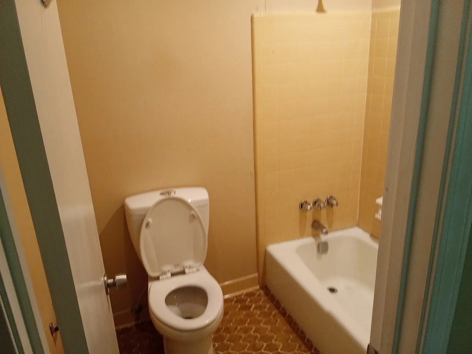 3 bed, 2100 sqft, $2,100 — Photo 2