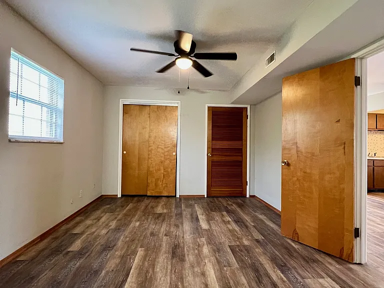 1111 Express Dr #4 — Photo 8