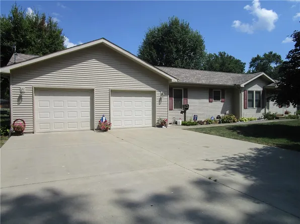 706 Spruce St, Pana, IL 62557