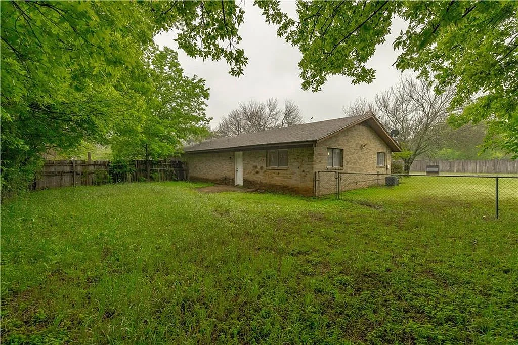 2 bed, 1.0 bath, 1798 sqft, $1,250 — Photo 2