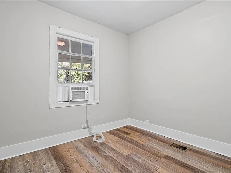 957 Savannah St — Photo 12