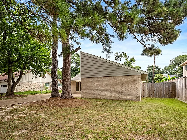 10010 Windriver Dr — Photo 3