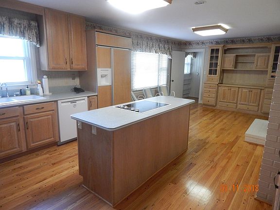 5th image of 326 Sunset Dr