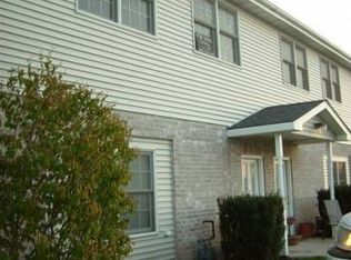 235 N Sacramento St APT C, Sycamore, IL 60178