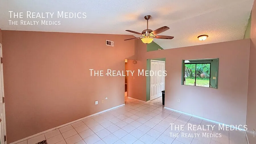 2/2 Ucf Duplex Available Now! — Photo 2