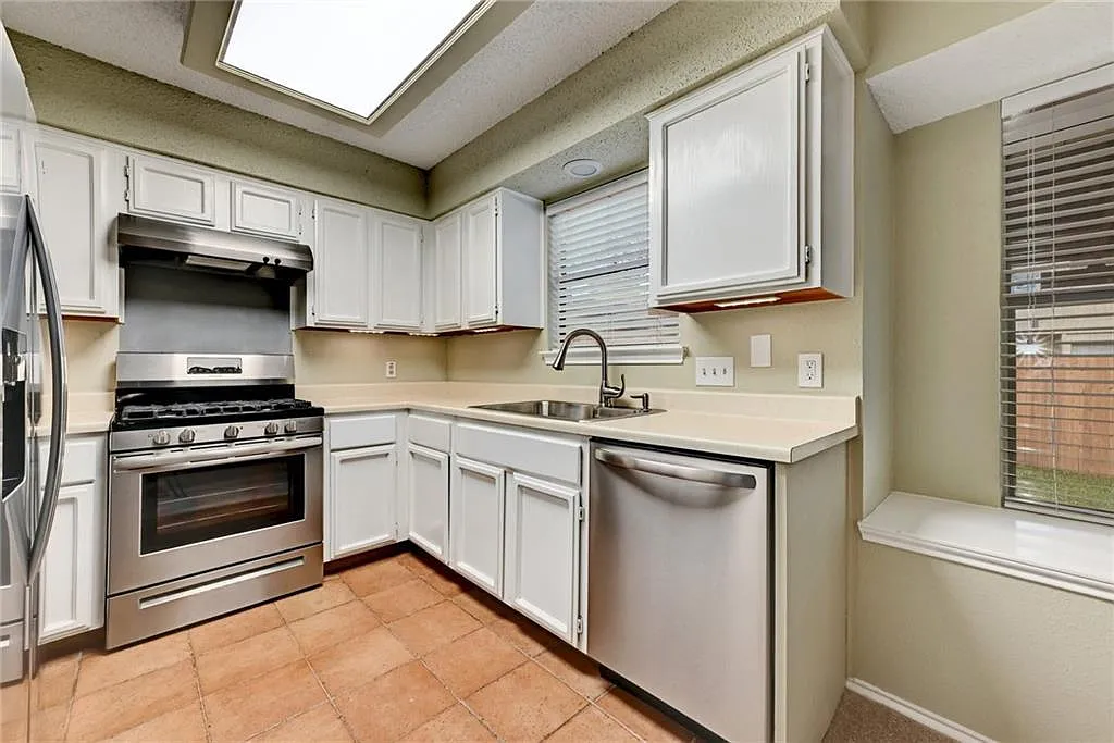 3 bed, 2.5 bath, 1567 sqft, $2,200 — Photo 3