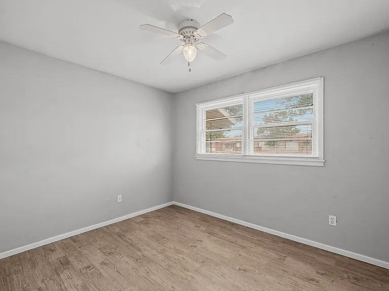 2612 E Auburn St — Photo 17