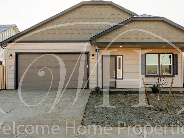 643 Ava St — Photo 1
