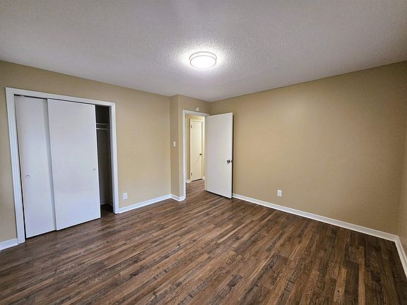 4th image of 32 Cherokee Dr