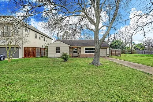 4627 Maple St Photo 1