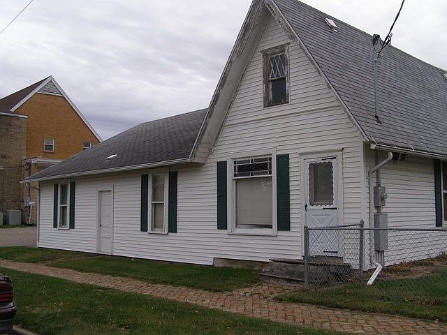 2nd image of 322 W 1st Ave