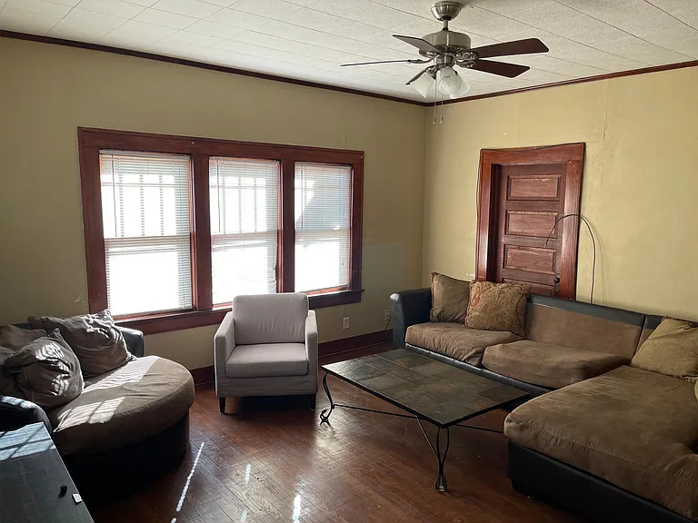 225 W Apache St — Photo 2