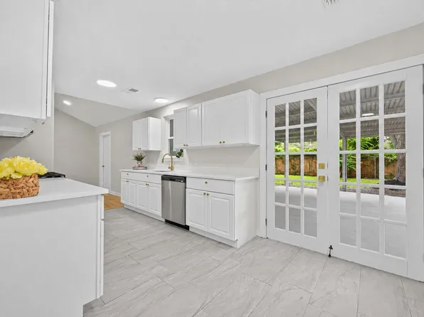 6418 Standing Oaks St, Houston, TX 77050
