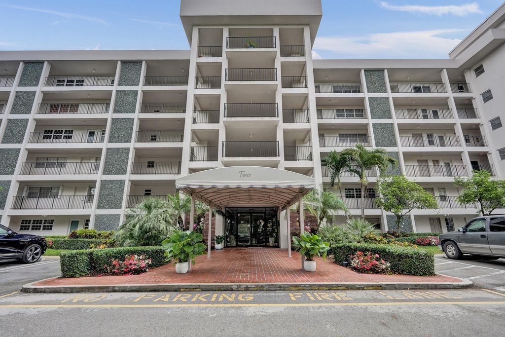 2850 N Palm Aire Drive #401, photo 2