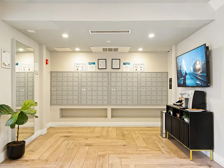 Lobby & Mailbox