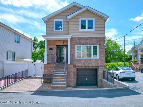 44 Comfort Ct, Staten Island, NY 10312