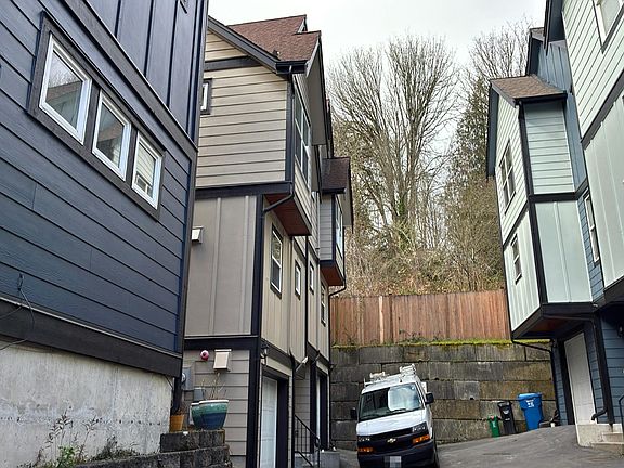 4th image of 2432 SW Holden St APT A