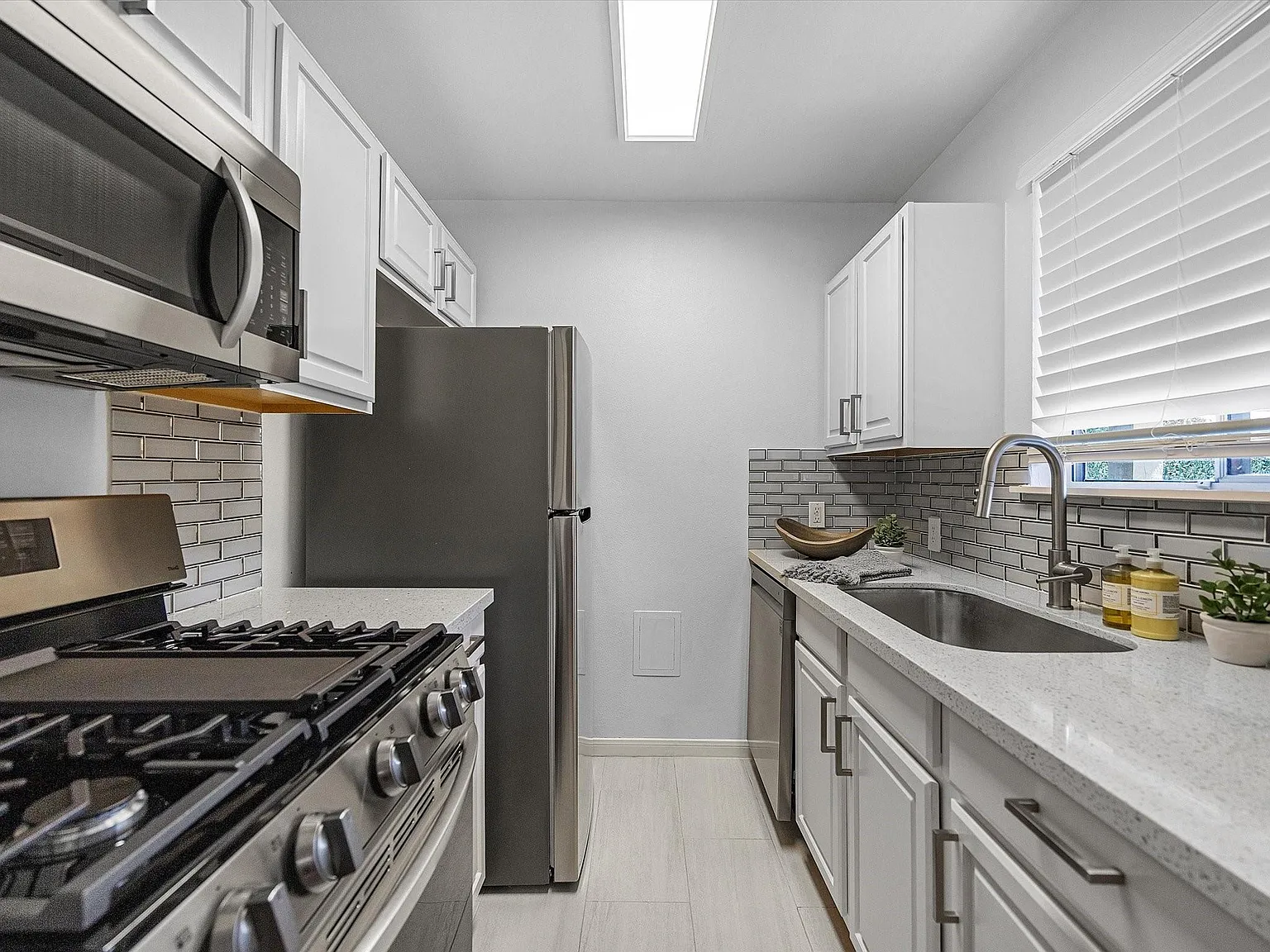 1 bed, 1.0 bath, 5360 sqft, $1,195 — Photo 2