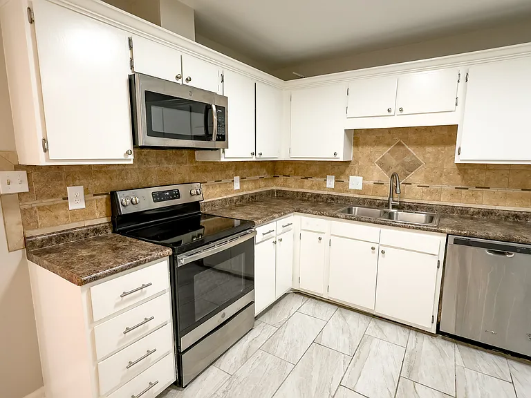 612 Germaine St #A — Photo 7