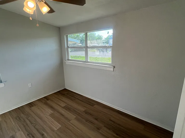 1330 N General McMullen Dr — Photo 5