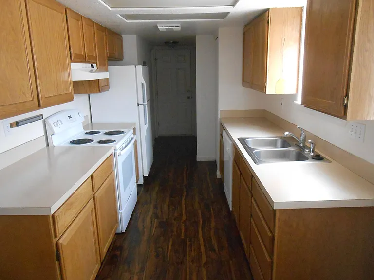 476 Cree Ave #B — Photo 8